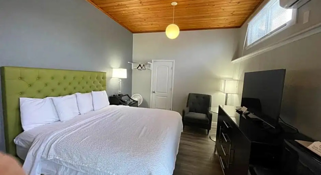 Номер Deluxe с балконом и с видом на море Tides Inn & Suites