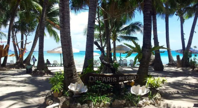 Кровать в общем номере Deparis Beach Resort Boracay