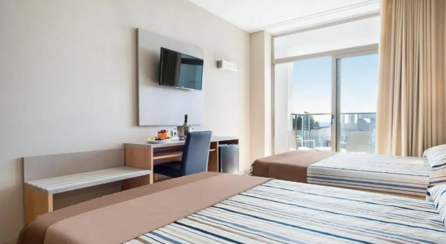 Двухместный номер с видом на бассейн Hotel Best Cambrils