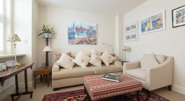 Beautiful Barnes Home with Garden, Забронировать Отель Отели Англии 3 звезды, 3*