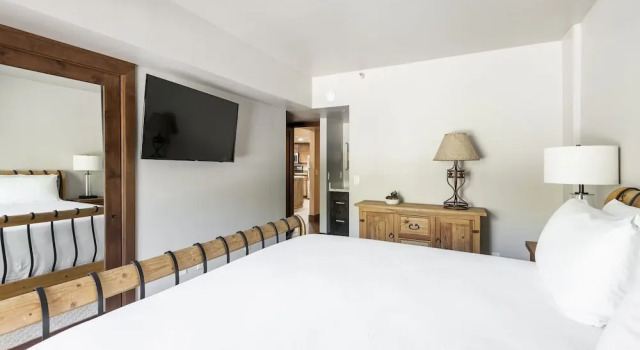 Park Station 229 3 Bedroom Condo by RedAwning, Забронировать Отель Парк-Сити Deer Valley - The Canyons, рядом с Mountain Town Olive Oil
