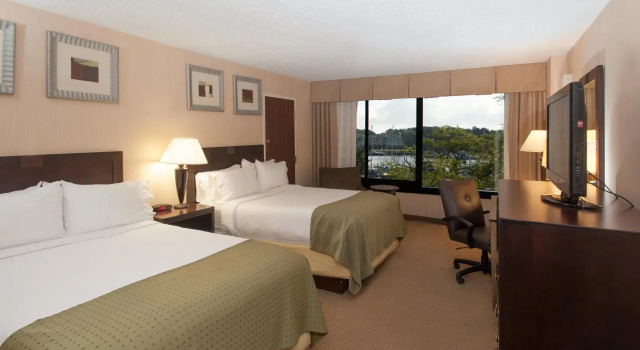 Четырёхместный номер Standard Solomons Inn Resort and Marina