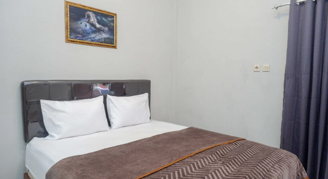 RedDoorz near Patung Kuda Solo Baru