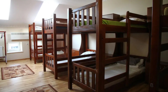 Lions Heart Hostel, Забронировать Хостел Отели Львова с парковкой, рядом с Дворец Дедушицких, Парковка
