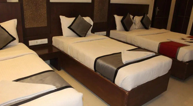 Номер Standard SKY GATE HOTEL Near Apollo MAIN, Women's & Children's US Consulate Sankara Netralaya Goethe Institute PrestigePalladium Shastri Bhavan Senmozhi Poonga Raj Ratnam Stadium TAJ Coromandal India Oil Bhavan Dr Mohan's Diabetics VAC Chennai