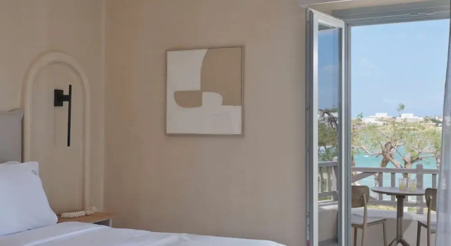 Полулюкс с балконом Salt Suites Paros