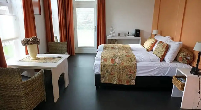 Ûnderdak, Book Bed and Breakfast Hoteller i Frisian lakes med pool, Swimmingpool