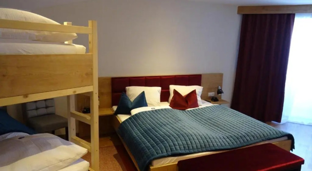 Четырёхместный номер Standard с балконом Hotel Restaurant Rosengarten