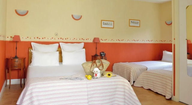 Трёхместный номер Standard Logis Hôtel Le Plantagenêt