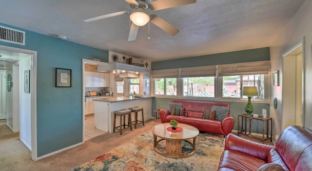 Vintage Las Vegas Oasis < 3 Mi to the Strip!, Забронировать Дом для отпуска Коттеджи Лас-Вегаса, Коттедж
