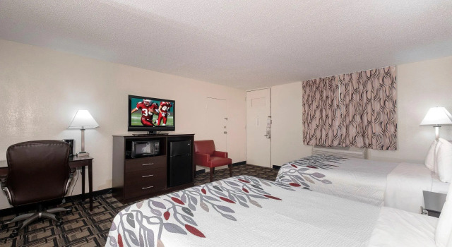Четырёхместный номер Deluxe Red Roof Inn Murray
