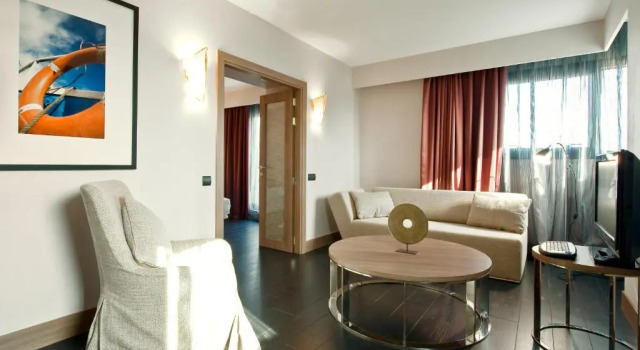 Люкс URH Hotel Spa Zen Balagares
