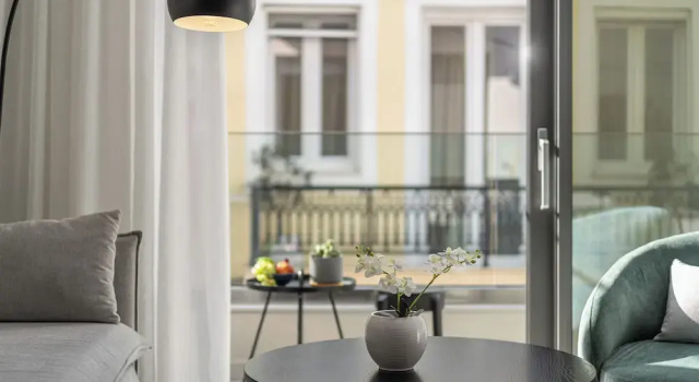 Люкс с балконом и с видом на город Althea Suites