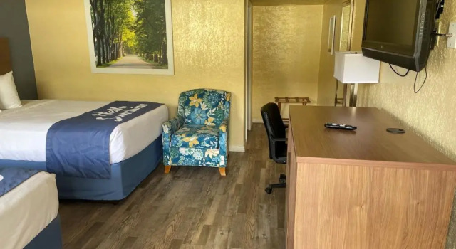 Четырёхместный номер Standard University Inn