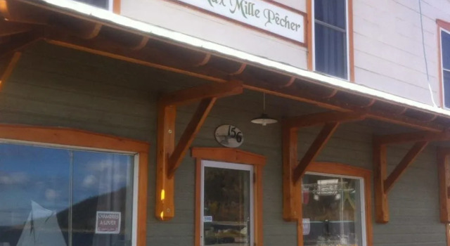 Auberge au Mille Pêcher, Rezerwuj Hostel Hotele w Manicouagan z parkingiem, Parking