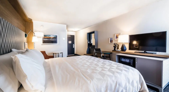 Двухместный номер Standard с балконом и с видом на реку Holiday Inn Grand Haven-Spring Lake by IHG