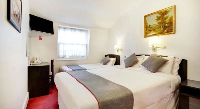 Трёхместный номер Standard St Georges Hotel