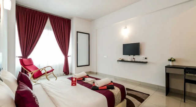 OYO 295 Aster Hotel, Забронировать Отель Отели Федеральной территории Куала-Лумпура с бассейном, Бассейн