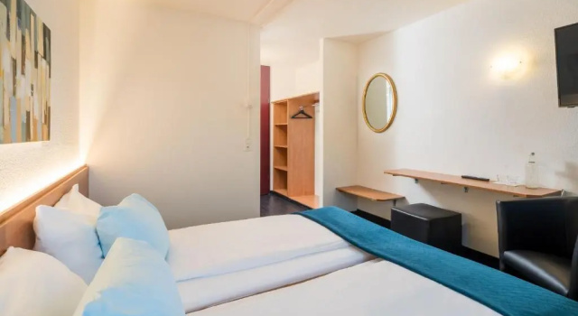 Четырёхместный номер Standard Hotel Merkur - West Station