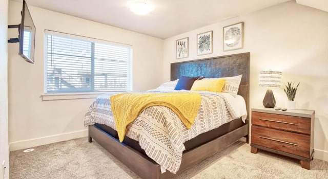 Beautiful 3 Bedroom Townhouse in Old Town North, Brewery District, Rezerwuj Hotel Hotele w Fort Collins z parkingiem, Parking
