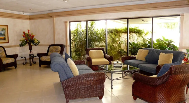 Inviting Beachfront Condo With Large Balcony and Pool, Забронировать Апартаменты/квартира Отели в центре Марко-Айленд, в центре