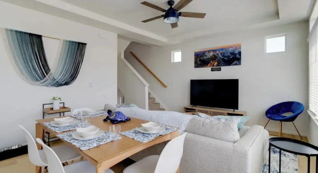 Коттедж 9 Mi to Airport: Pet-friendly Aurora Home w/ Deck