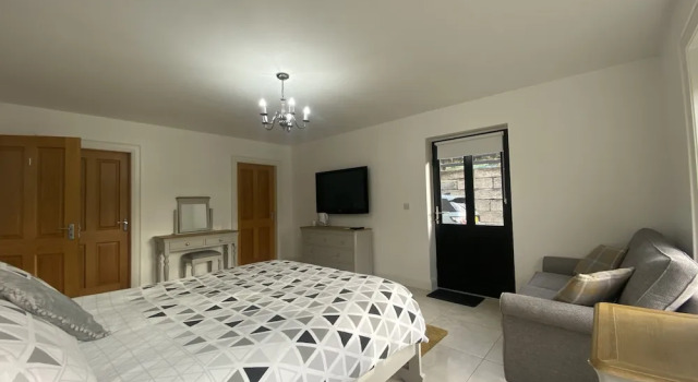 Rostrevor Valley 6-br, Sleeps 20 w/ Hot Tub & View, Prenota Hotel Rostrevor Mourne Mountains