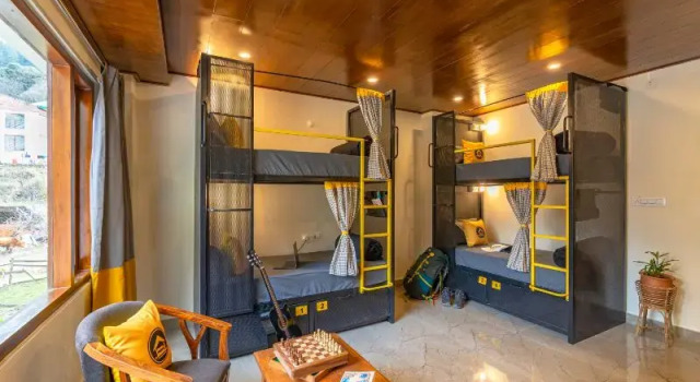 Кровать в общем номере с балконом The Hosteller Kasol
