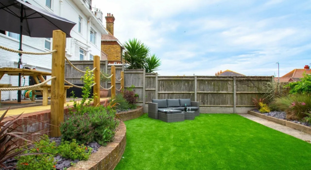 Seaside Holiday Home in Deal near Hiking, Nightlife, & Squash Club, 予約 ホテル Ash ケント