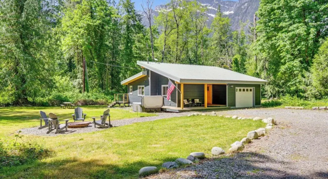 Коттедж Deck, Hot Tub & Views: Sleek Getaway in Index!