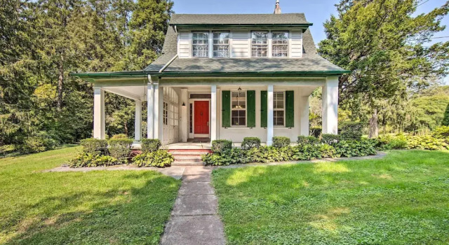 Коттедж 3-acre Property: Charming Dutch Country Colonial
