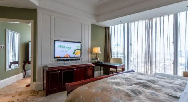 Трёхместный семейный люкс с 2 комнатами Galactic Classy International Hotel