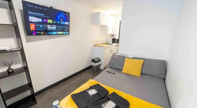 Cozy studios available for short term stays 10 mins from the city! Free WIFI &50" SMART TV's!, Varaa Hotelli Birmingham West Midlands