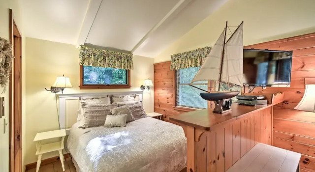 Коттедж Pine Cottage Duplex w/ Deck: Walk to State Park