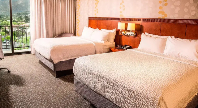 Четырёхместный номер Standard Courtyard by Marriott Los Angeles Pasadena/Monrovia