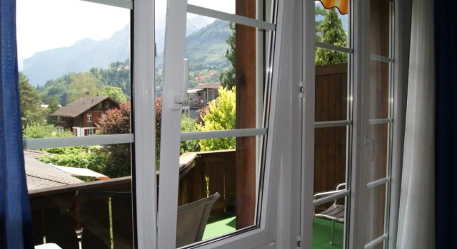 Двухместный номер Standard с балконом и с видом на горы Adventure Guesthouse Interlaken