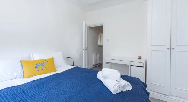 Bright two Bedroom Flat in Fashionable Fulham by Underthedoormat