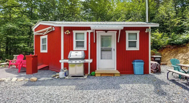 Коттедж Tiny House at Sugarbush North: Adventure Hub!