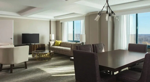 Двухместный люкс Presidential Falls Church Marriott Fairview Park