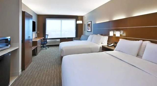 Четырёхместный люкс Holiday Inn Express & Suites Okemos - University Area by IHG
