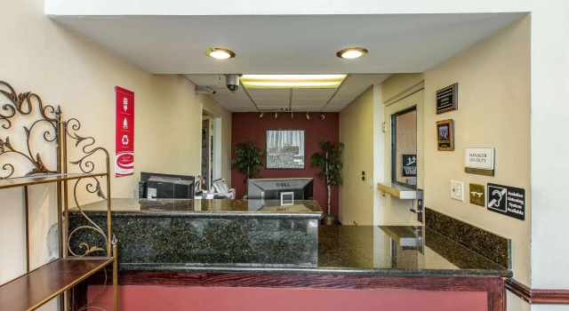 Econo Lodge Inn & Suites Riverside - Corona, Prenota Hotel Corona California