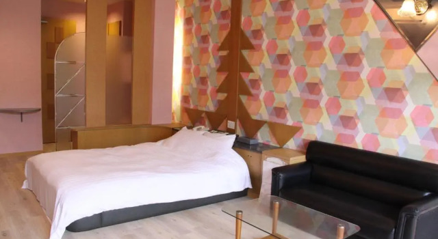 Color Hotel (Love Hotel)