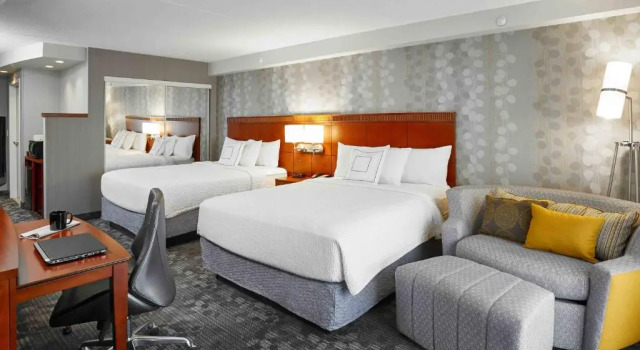 Четырёхместный номер Standard с видом на внутренний двор Courtyard by Marriott Toronto Brampton