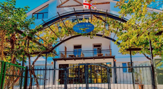 Eco Oasis, Book Hotel Hoteller i Surami med parkering, Parkering
