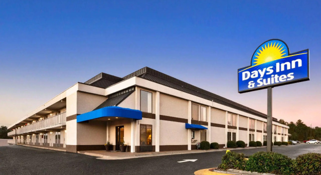 Кровать в общем номере Days Inn & Suites by Wyndham Fort Bragg/Cross Creek Mall
