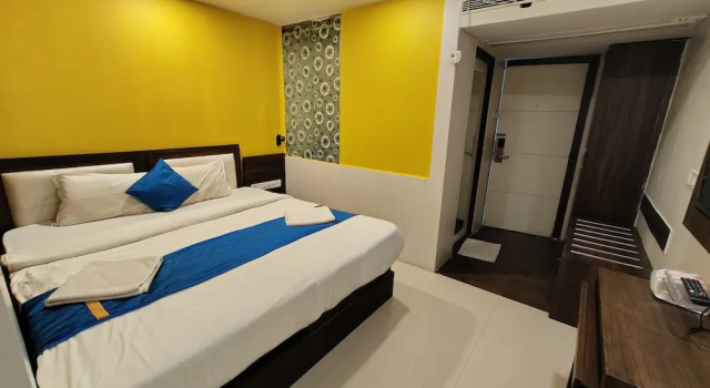 Hotel Aura - Near Malad Link Road
