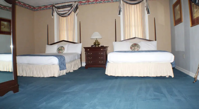 Четырёхместный номер Deluxe Waynebrook Inn