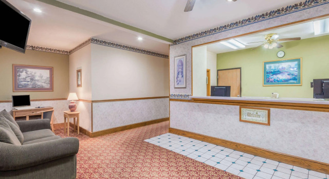 Super 8 by Wyndham Platte City Kansas City Area Airport
