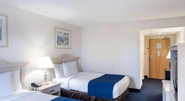 Четырёхместный номер Standard с балконом Econo Lodge Inn & Suites Rehoboth Beach