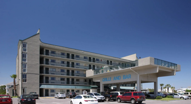 Beachside Resort Hotel, Забронировать Курортный отель Отели Галф-Шорс с парковкой, рядом с Пляжи Гальф-Шоз, Парковка